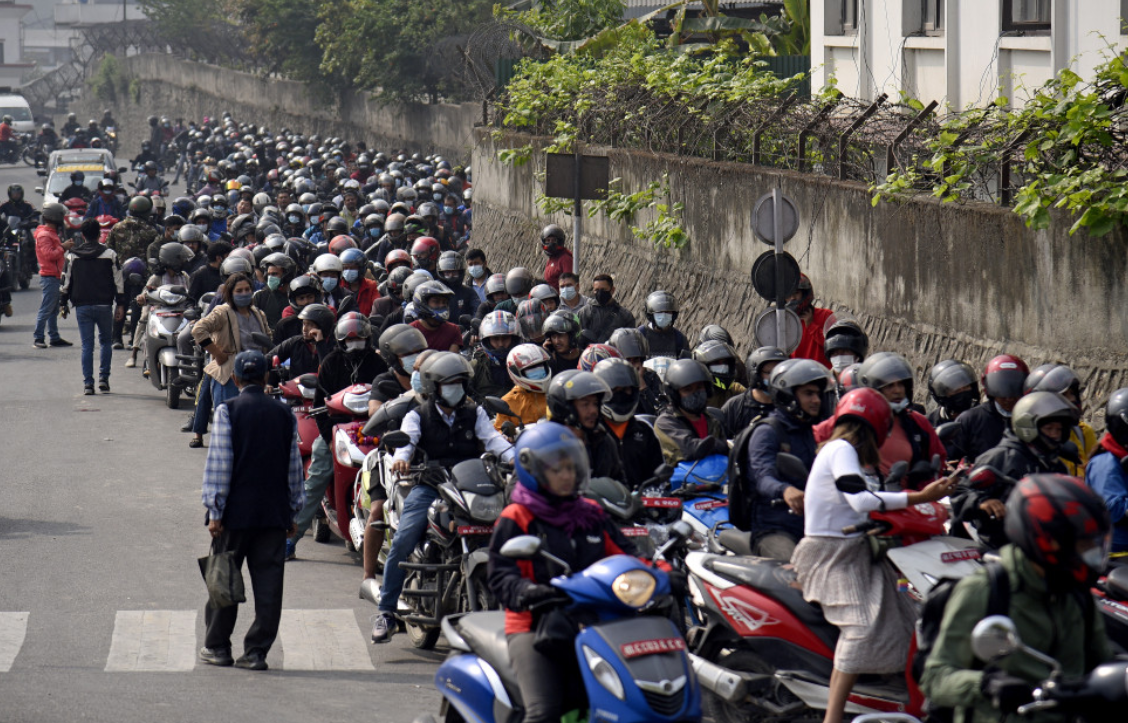 पेट्रोल पम्पहरुमा सर्वसाधारणहरुको भीड