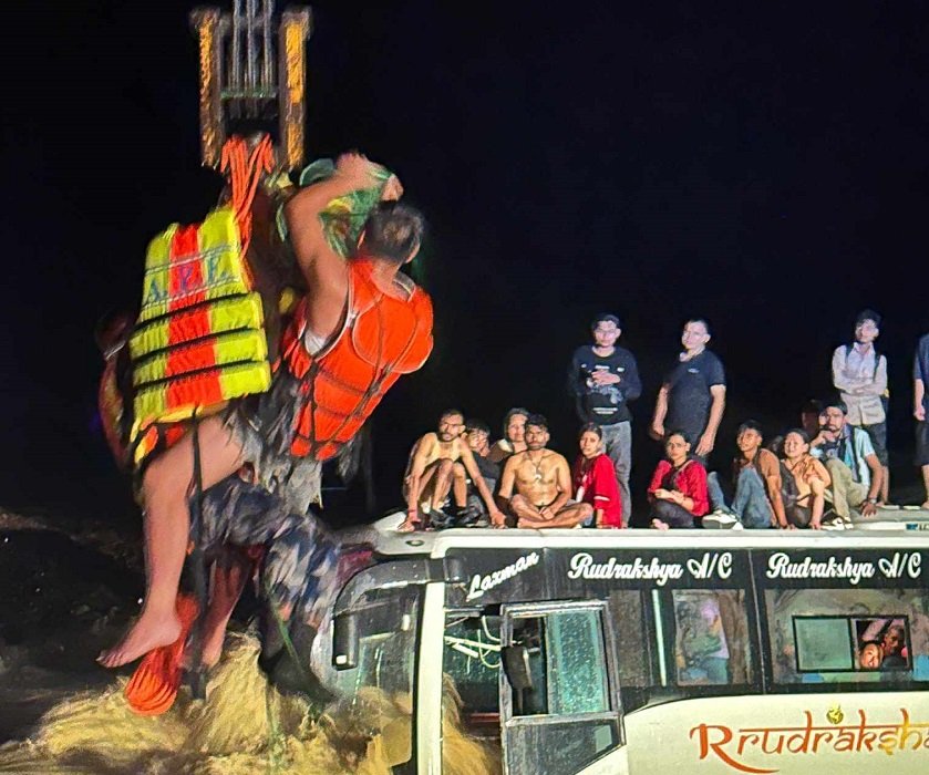 पूर्वी नवलपरासीमा प्राकृतिक प्रकोप : खोलाले बस बगायो, २७ जनाको ज्यान जोगियो