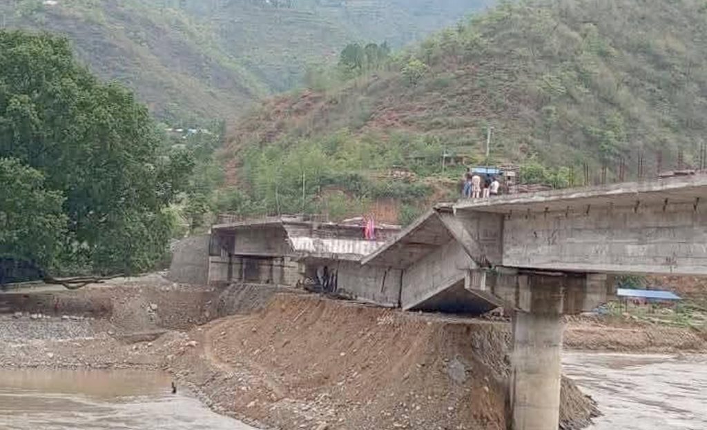 मन्थलीमा निर्माणाधीन पुल फेरि भाँचियो