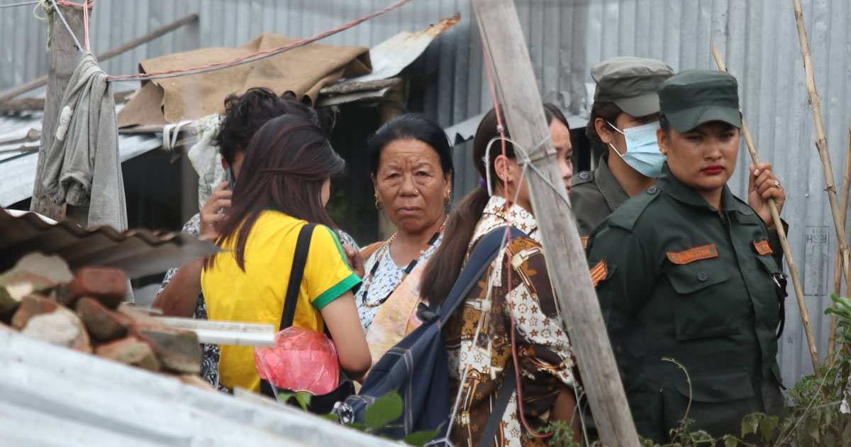 मनोहरामा सुकुम्बासी बस्ती हटाउने क्रममा झडप, २५ टहरा भत्किए, ४ नगरप्रहरी घाइते