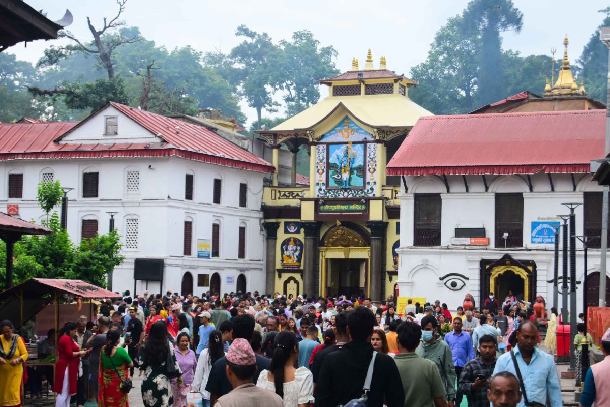साउन सुरु भएसँगै पशुपतिनाथ मन्दिरसहित शिवालयमा भक्तजनको भीड