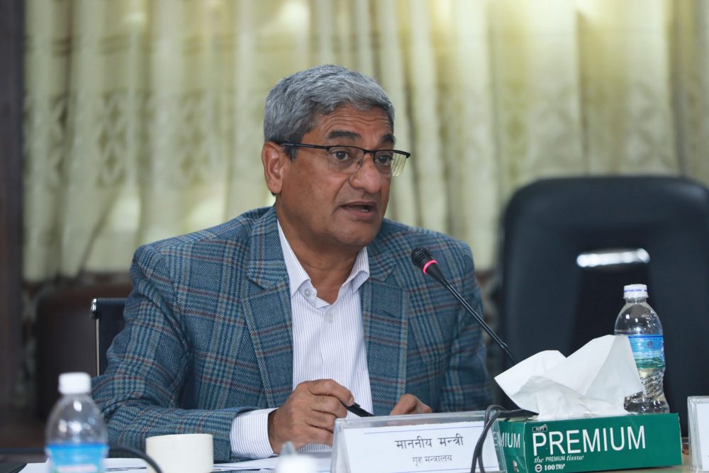 विवादित विधेयकमा गृहमन्त्रीको गगन थापा र श्याम घिमिरेसँग छलफल