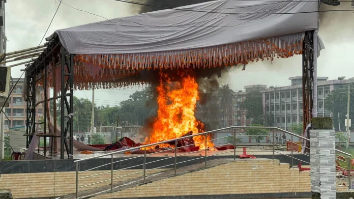 बंगलादेशमा शेख हसिनाको गृहनगरमा भड्कियो तनाव, चार जनाको ज्यान गयो