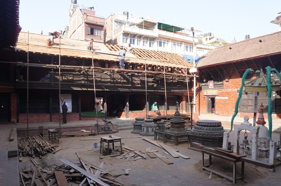 रत्नाकर महाविहारमा तामाको छानो लगाइँदै