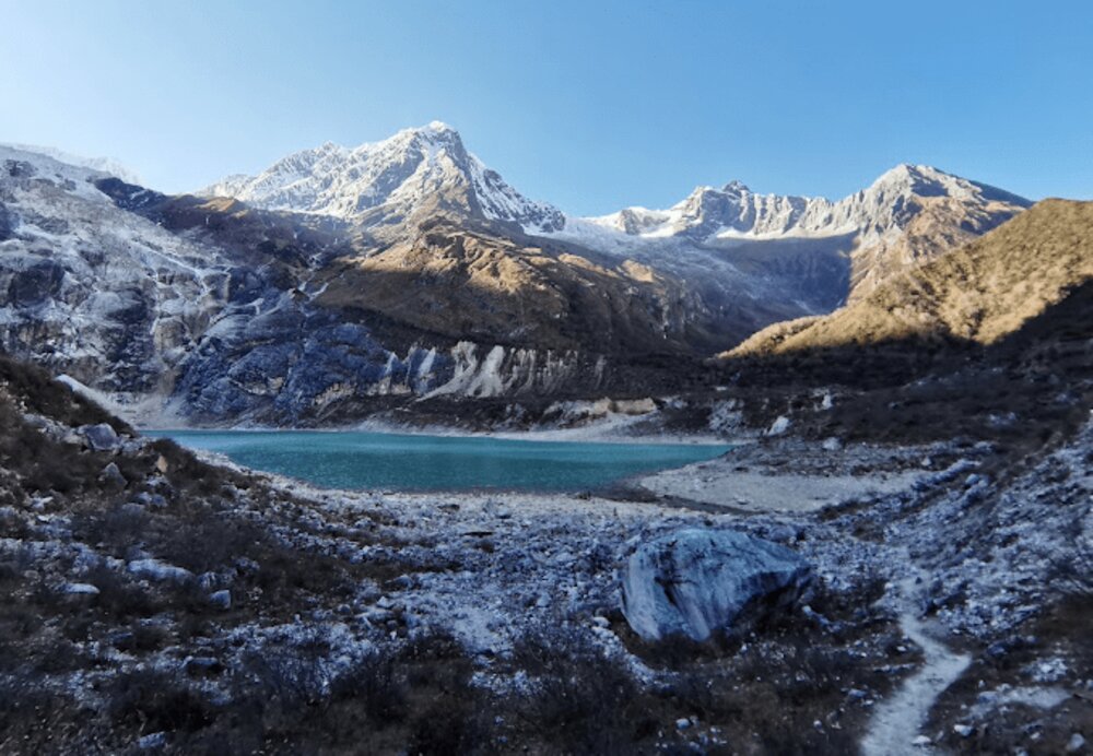 गोरखाकाे वीरेन्द्र तालमा हिमपहिरो