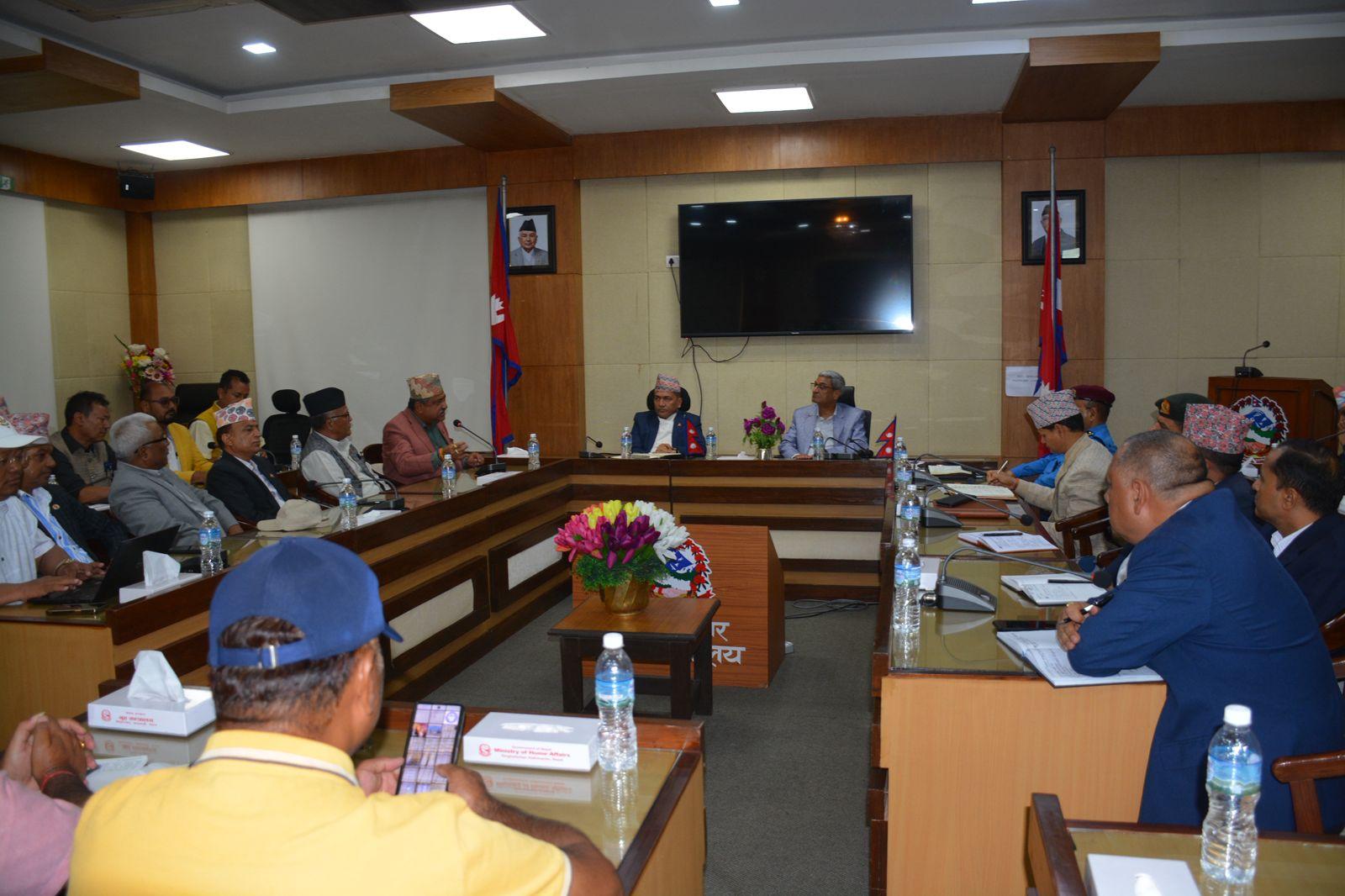 गृहमन्त्री  लेखक र यातायात व्यवसायीबीच वार्ता जारी