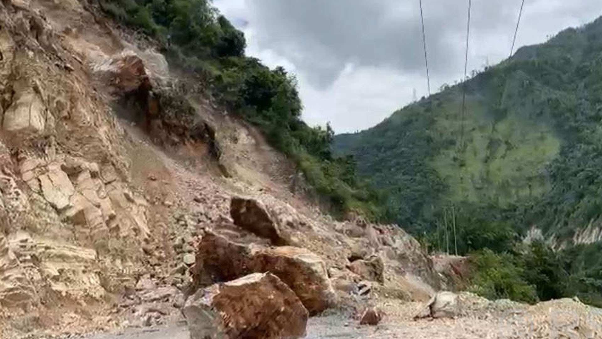 कालीगण्डकी सडक तीन दिनदेखि बन्द: बाटो खुल्न किन ढिलाइ?