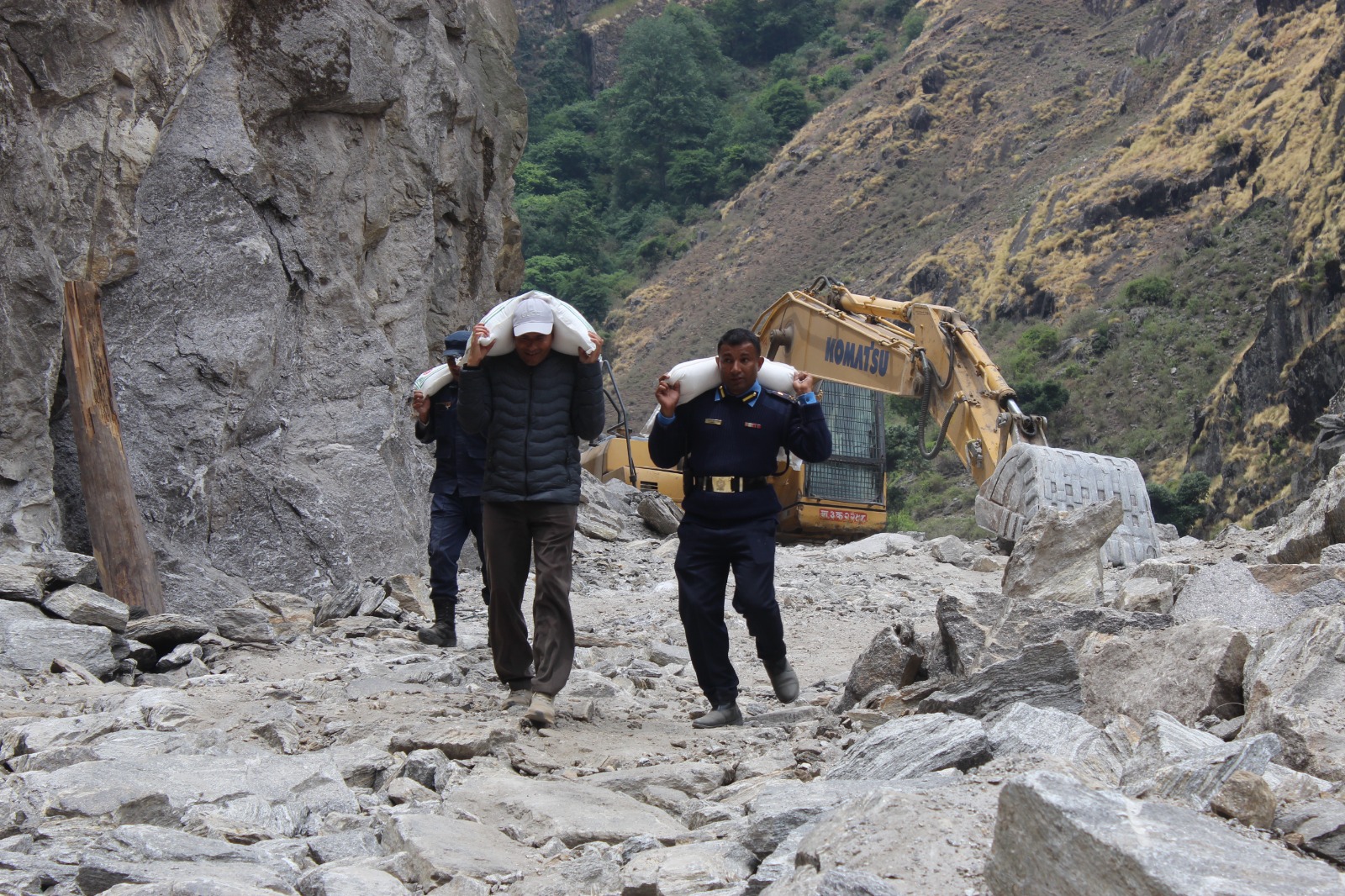 तिल गाउँ पहिरो: प्रदेश सरकारले पठाएको राहत सामाग्री बोकेरै गाउँ पु¥याइँदै 