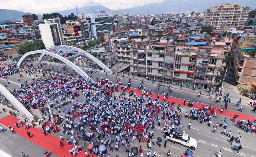 काठमाडौँमा गणतन्त्र पक्षधर र राजावादी समूहले प्रदर्शन गर्दै