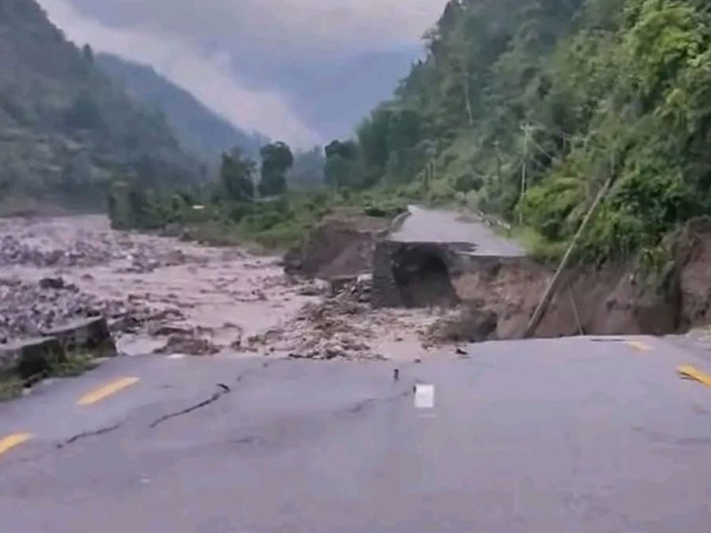 अविरल वर्षाका कारण कोशी राजमार्ग बगायो