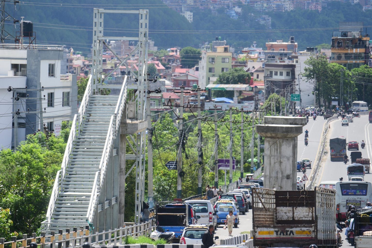 ग्वार्को–कलंकी सडकखण्डमा आकाशे पुल निर्माण दुई वर्षदेखि अलपत्र, पैदलयात्री जोखिममा