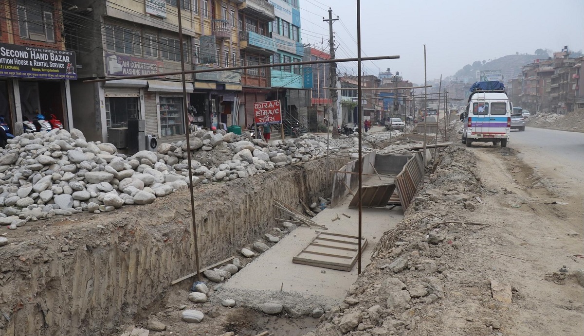 साँगामा सडक विस्तारका क्रममा पहिरो खस्दा मजदुर घाइते