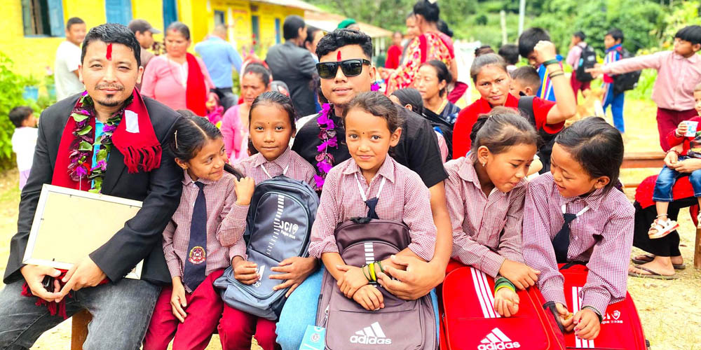 विपन्न विद्यार्थीलाई झोलासहित पाठ्यसामग्री वितरण