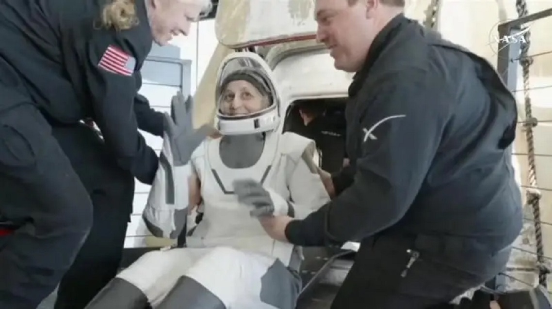 अन्तरिक्ष यात्री सुनिता  र विल्मोर नौ महिनापछि पृथ्वीमा फर्किए