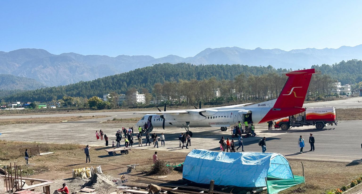 धावनमार्गमा देखिएको खाल्डोले हवाई उडान रोकियो