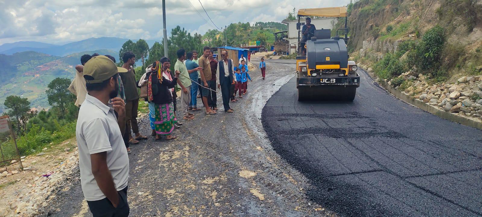 ठाटीकाँध बजार क्षेत्रको १ किलोमिटर सडक कालोपत्रे 