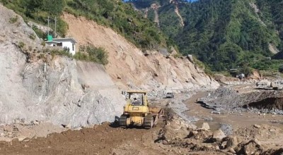 अविरल वर्षाका कारण बिपी राजमार्ग ८ घण्टादेखि  अवरुद्ध