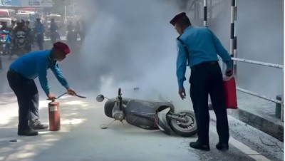 गुडिरहेको इलेक्ट्रिक स्कुटरमा अचानक आगलागी