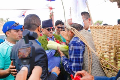 माओवादी अध्यक्ष प्रचण्डलाई दैलेखी किसानले दिए काँक्रो उपहार