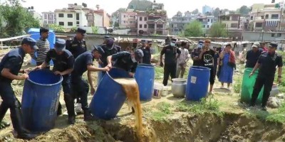 प्रहरीद्वारा  नक्खु खोला किनारमा अवैध घरेलु मदिरा नष्ट
