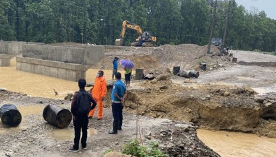 पूर्वपश्चिम राजमार्गअन्तर्गत नवलपुरको दुम्किवासमा ‘डाइभर्सन’ बग्दा राजमार्ग अवरुद्ध