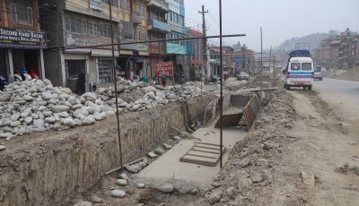 साँगामा सडक विस्तारका क्रममा पहिरो खस्दा मजदुर घाइते