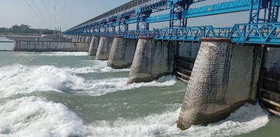 महाकालीमा पानीको प्रवाह बढेपछि सवारी साधन सञ्चालनमा रोक