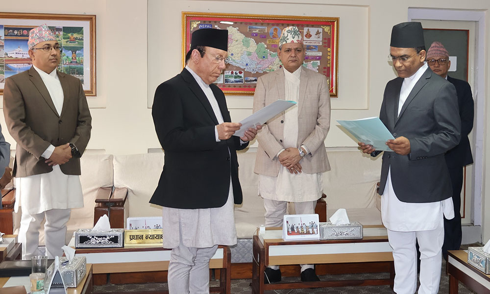 नवनियुक्त गभर्नर डा. विश्व पौडेलले लिए शपथ