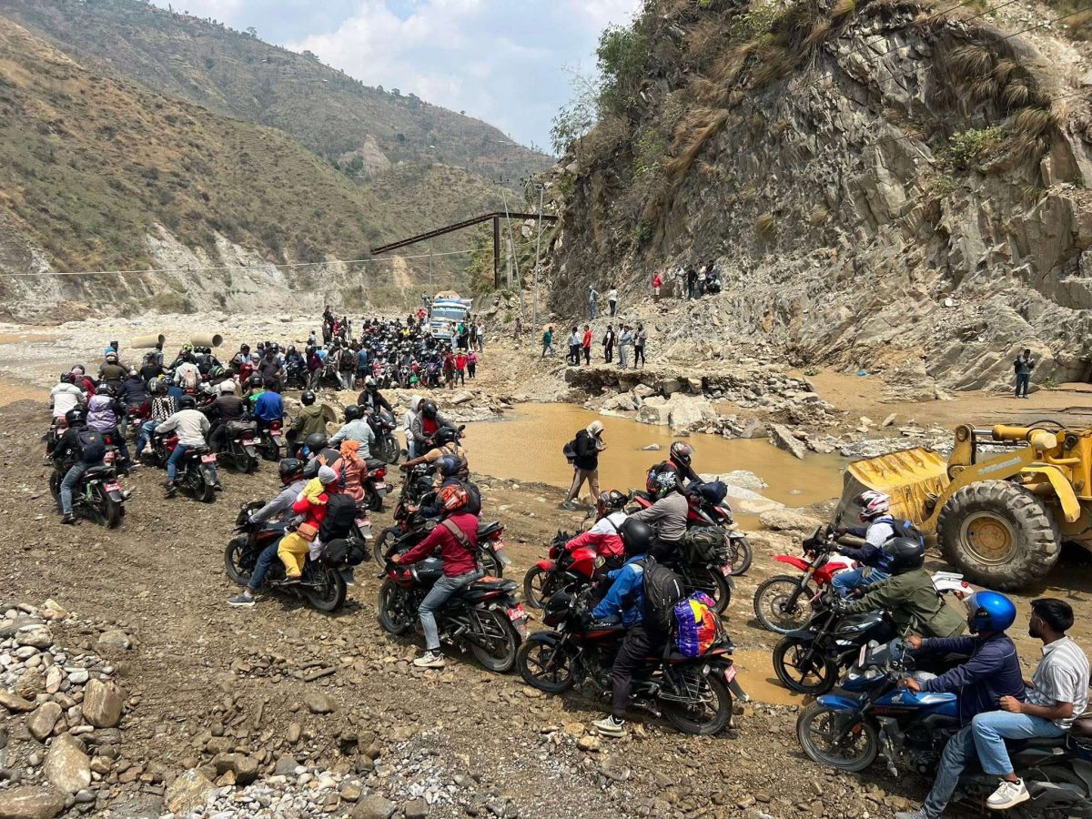 अवरुद्ध बिपी राजमार्ग १४ घण्टापछि पूर्ण रुपमा सञ्चालन