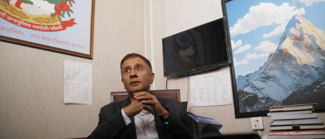 ढोका फुटाएर कार्यकक्षमा पसे प्रमुख प्रशासकीय अधिकृत गुरागाईं