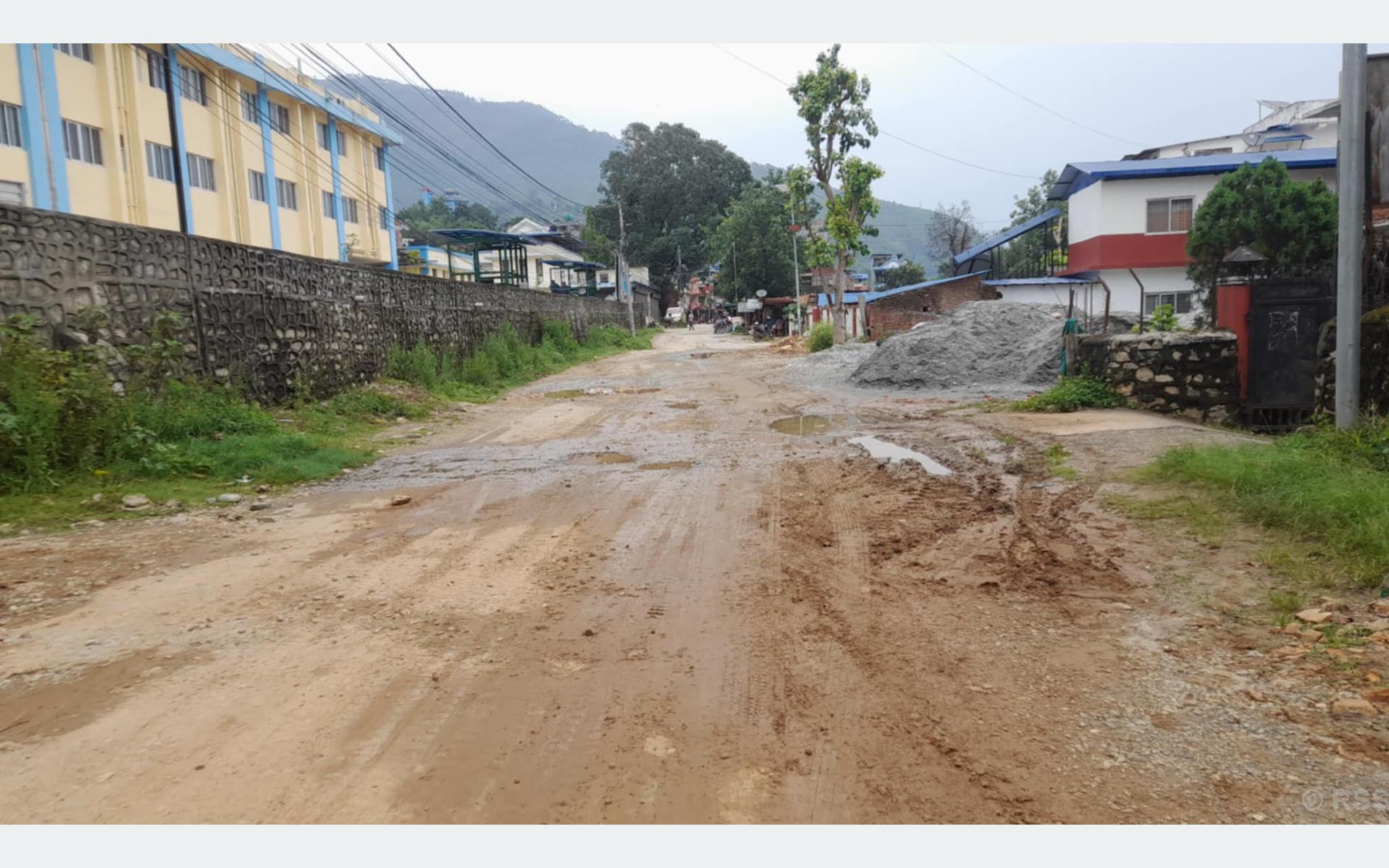 कुस्मा बजारको सडक १० वर्षदेखि जीर्ण, मर्मतको प्रतिक्षामा