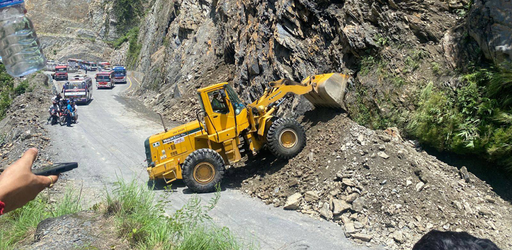 ढुंगा हटाएपछि नारायणगढ–मुग्लिन सडक पुनः सञ्चालनमा