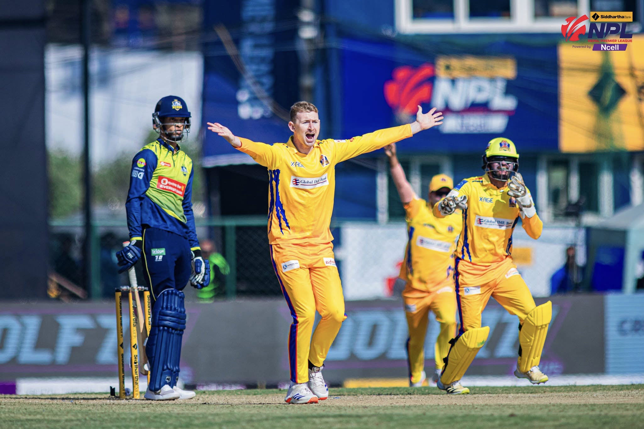 सुदूरपश्चिम रोयल्सविरुद्ध पहिले बलिङ गर्दै काठमाडौँ गुर्खाज