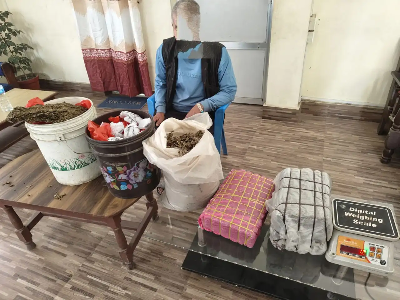 साँढे १६ किलो गाँजासहित एक वृद्ध पक्राउ